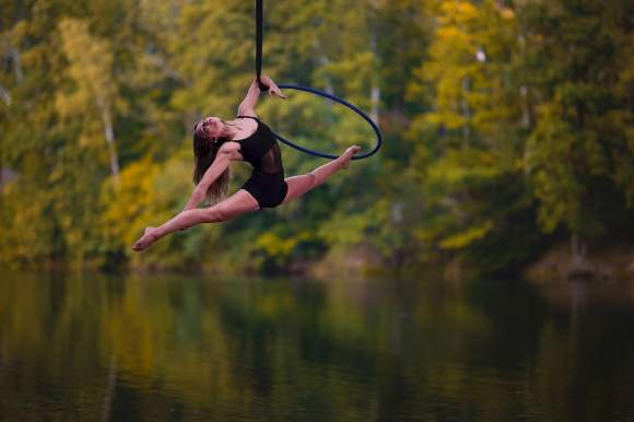 VZDUŠNÁ AKROBACIE: Aerial hoop, Aerial loops (solo, duo)