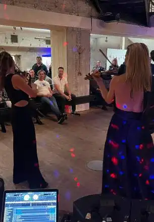 DJ i houslové duo F2F bylo všemi účastníky naší party velmi pozitivně hodnoceno.