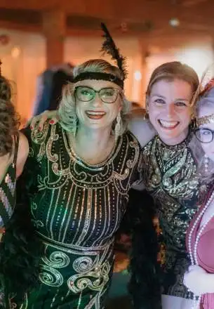 Barmanská show, DJ a jeho celovečerní výborné vystoupení.