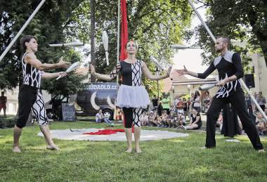 Chůdadlo - nový cirkus, ohňová show, divadlo