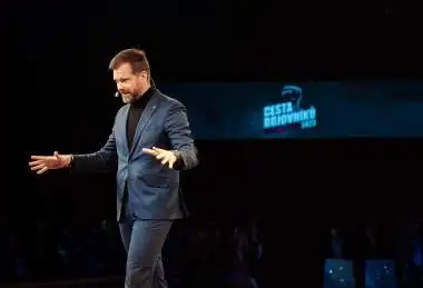 Moderátor Justin Svoboda