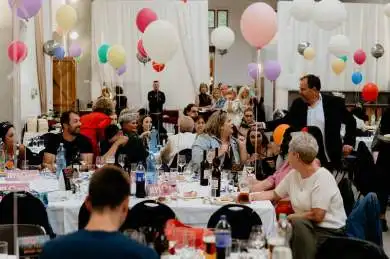 EUC letní párty ve stylu 80. let