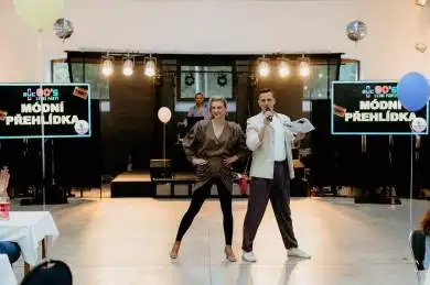 EUC letní párty ve stylu 80. let