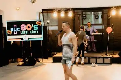 EUC letní párty ve stylu 80. let