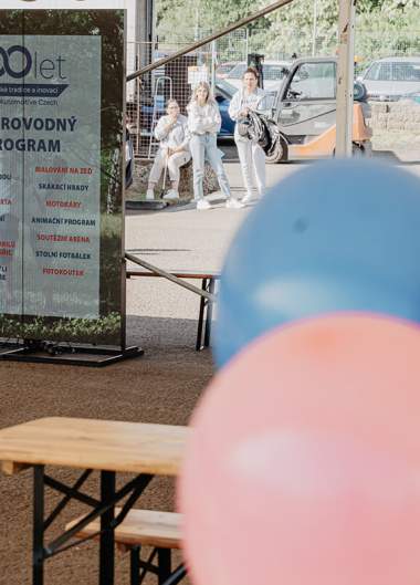 Rodinné radovánky v sadech  Rodinné radovánky v sadech nabídly den plný radosti a zážitků pro děti i dospělé. Návštěvníci si užili pestrou škálu atrakcí – děti se nadšeně vrhaly na skákací hrad, skluzavku, nafukovací překážkovou dráhu i závodní dráhy s el