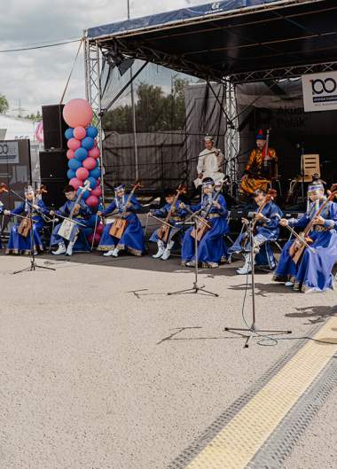 Rodinné radovánky v sadech  Rodinné radovánky v sadech nabídly den plný radosti a zážitků pro děti i dospělé. Návštěvníci si užili pestrou škálu atrakcí – děti se nadšeně vrhaly na skákací hrad, skluzavku, nafukovací překážkovou dráhu i závodní dráhy s el