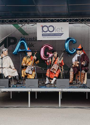 Rodinné radovánky v sadech  Rodinné radovánky v sadech nabídly den plný radosti a zážitků pro děti i dospělé. Návštěvníci si užili pestrou škálu atrakcí – děti se nadšeně vrhaly na skákací hrad, skluzavku, nafukovací překážkovou dráhu i závodní dráhy s el