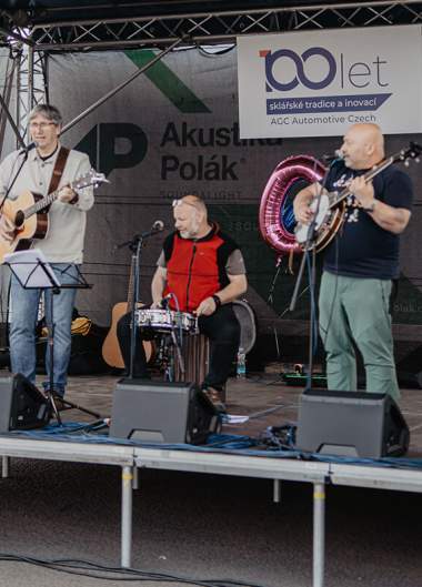 Rodinné radovánky v sadech  Rodinné radovánky v sadech nabídly den plný radosti a zážitků pro děti i dospělé. Návštěvníci si užili pestrou škálu atrakcí – děti se nadšeně vrhaly na skákací hrad, skluzavku, nafukovací překážkovou dráhu i závodní dráhy s el