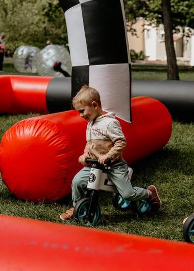 Rodinné radovánky v sadech