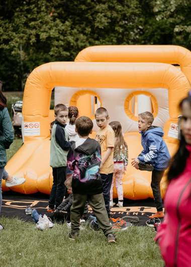 Rodinné radovánky v sadech