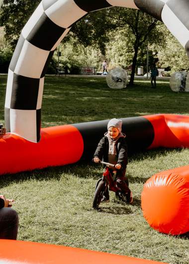 Rodinné radovánky v sadech