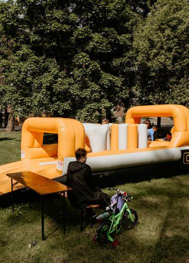 Rodinné radovánky v sadech