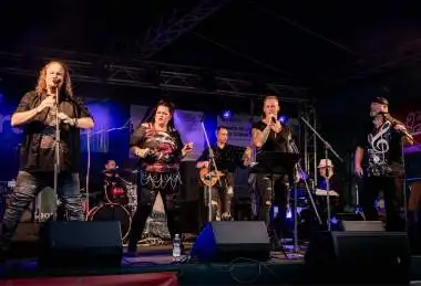 4 ROCKEŘI s operní pěvkyní
