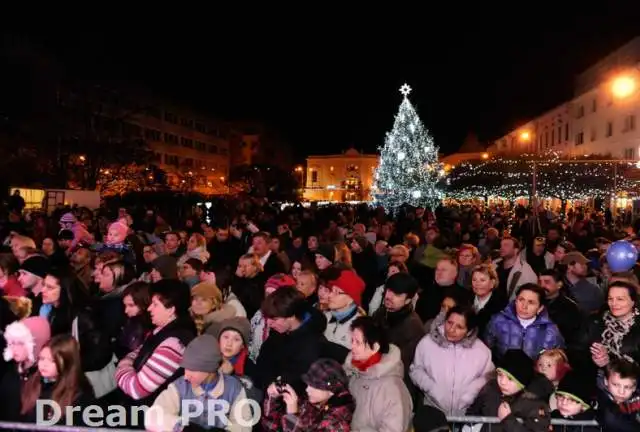 VÁNOČNÍ STROM Lidické náměstí