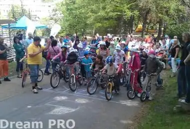 Den matek - závody v jízdě kočárkem a koloběžkou