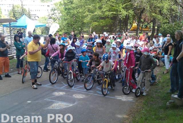 Den matek - závody v jízdě kočárkem a koloběžkou