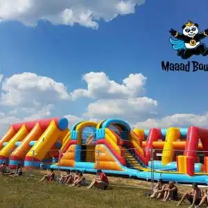 Obří nafukovací překážková dráha - Maaad Bounce