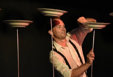 Žonglování a točení s porcelánovými talíři